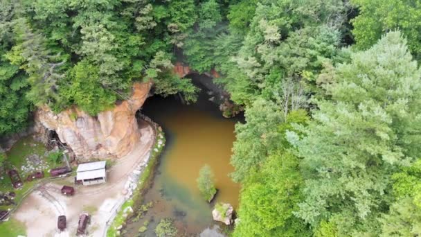 Drohnenvideo Von Bergbauzug Und Höhle Smaragdgrünen Dorf Nahe Der Kleinen — Stockvideo