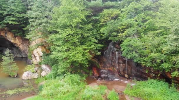 Drohnenvideo Von Höhle Und Wasserfall Smaragdgrünen Dorf Nahe Der Kleinen — Stockvideo
