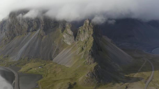 アイスランドの濃い雲に囲まれたEystrhorn Krossanesfjall火山の空中接近ショット — ストック動画