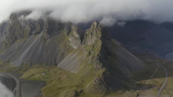 Zlanda Yoğun Bulutlarla Çevrili Eystrahorn Krossanesfjall Volkanı Nın Hava Görüntüsü — Stok video