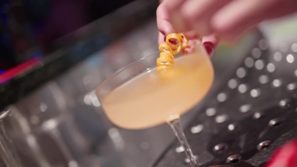 Zamknij Barman Umieszczając Pomarańczową Skórkę Wirować Szkle Koktajlowym Barze Powolny — Wideo stockowe