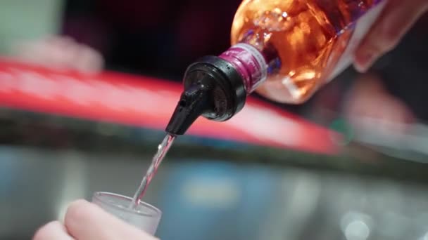 Gin Versant Barman Mouvement Lent Bouteille Avec Buse Dans Verre — Video
