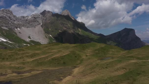 Vista Dramática Prado Cercado Por Falésias Nos Alpes Franceses — Vídeo de Stock