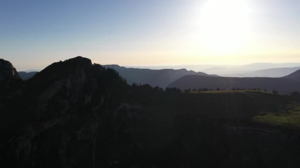 Ihana Niitty Auringonlaskun Aikaan Ranskan Alpeilla — kuvapankkivideo
