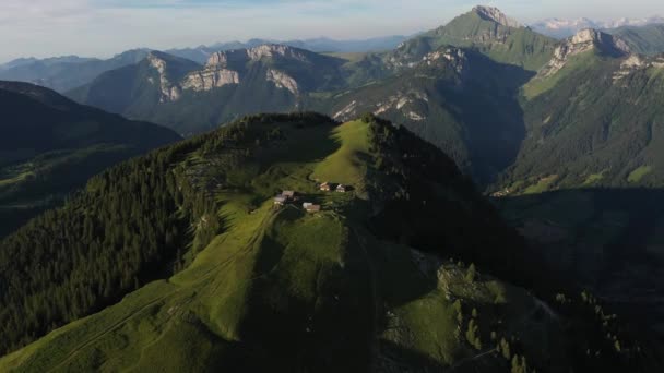 Милая Деревня Вершине Горы Французских Альпах — стоковое видео