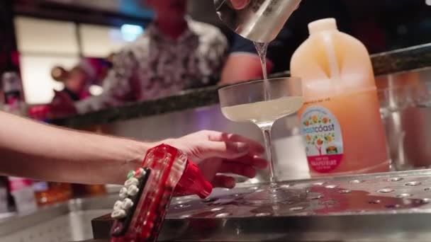 Slow Motion Barkeeper Gießt Cocktail Vom Mixer Ins Glas Der — Stockvideo