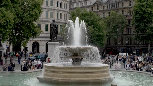 Trafalgar Square Fontän Och Henry Havelock Staty London England Slow — Stockvideo