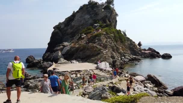 Tiro Estático Turistas Caminhando Para Longe Bela Igreja Agios Ioannis — Vídeo de Stock