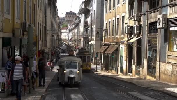 Icónico Tranvía Amarillo Lisboa Pasando Por Portugal Vista Cinematográfica — Vídeos de Stock