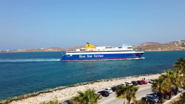 Panning Shot Blue Start Ferry Chegando Seu Destino Naxos Grécia — Vídeo de Stock