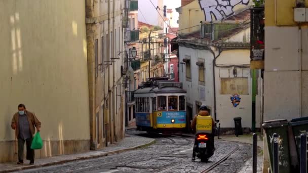 Ikonisk Gul Spårvagn Lissabon Passerar Portugal — Stockvideo