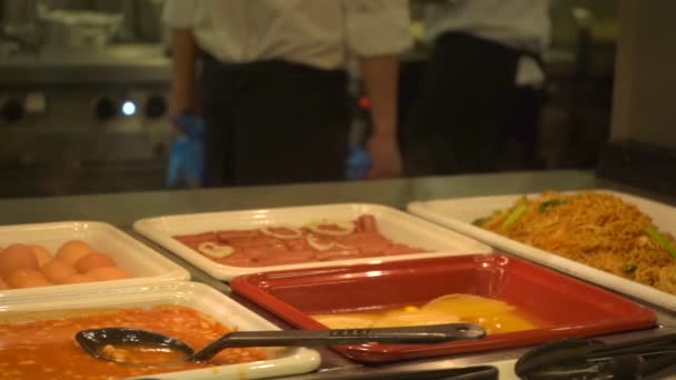大陸の健康食品は メッキビュッフェのご飯の上に提供卵の鶏のソーセージ — ストック動画