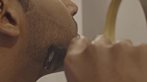 Primer Plano Del Hombre Usando Trimmer Para Afeitarse Cara — Vídeo de stock