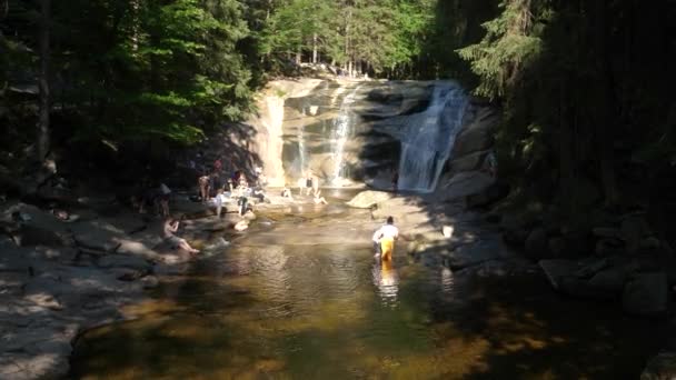 Locales Turistas Nadando Las Cataratas Mumlava Durante Verano Montaña Karkonosze — Vídeo de stock