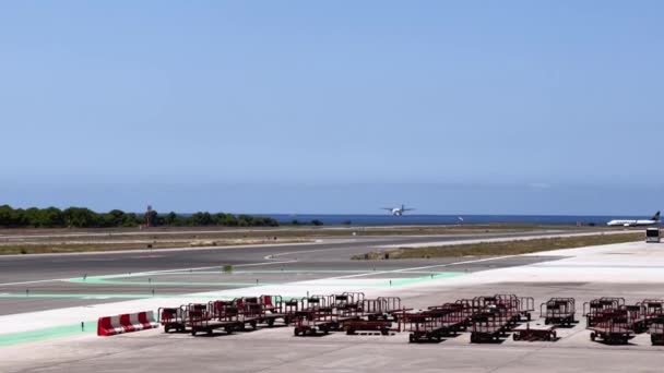 Mały Samolot Lądujący Lotnisku Wyspie Ibiza Balearic Wózki Bagażowe Zaparkowane — Wideo stockowe