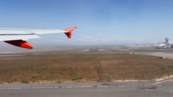 イタリアのローマ フィウミチーノ空港から航空機が離陸する間 Easyjet飛行機の翼の旅客用のポルノ — ストック動画