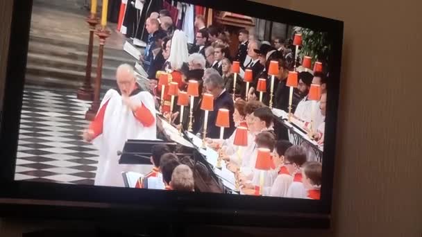 Halkı Majesteleri Kraliçe Elizabeth Cenaze Törenini Ngiliz Televizyonundan Izliyor — Stok video
