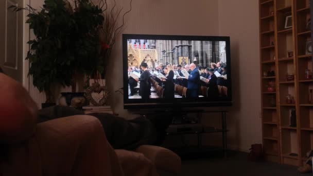 Familia Doméstica Viendo Majestad Ceremonia Del Funeral Reina Isabel Transmitida — Vídeos de Stock