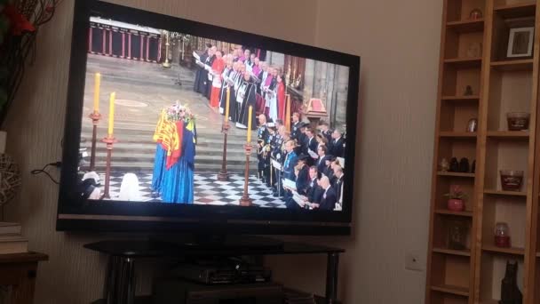 Huishouden Kijkt Naar Hare Majesteit Koningin Elizabeth Ceremoniële Uitvaartdienst Uitgezonden — Stockvideo