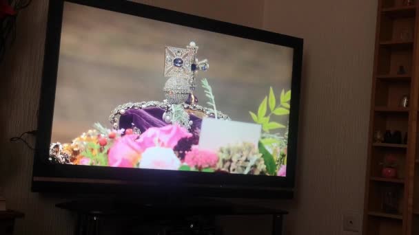 Háztartás Nézi Őfelsége Erzsébet Királynő Szertartásos Temetési Szertartását Brit Televízióban — Stock videók