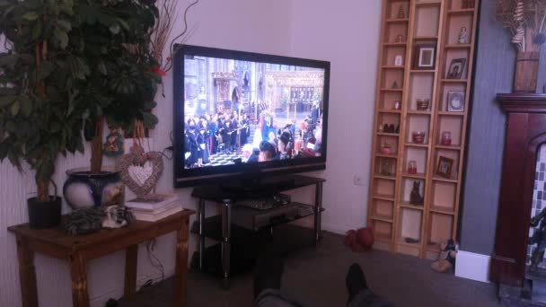 Familia Viendo Majestad Reina Isabel Ceremonia Funeral Servicio Transmitido Televisión — Vídeos de Stock