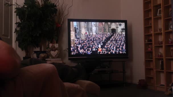 エリザベス女王の葬儀を見る家庭家庭で英国のテレビで放送される儀式的な葬儀 — ストック動画