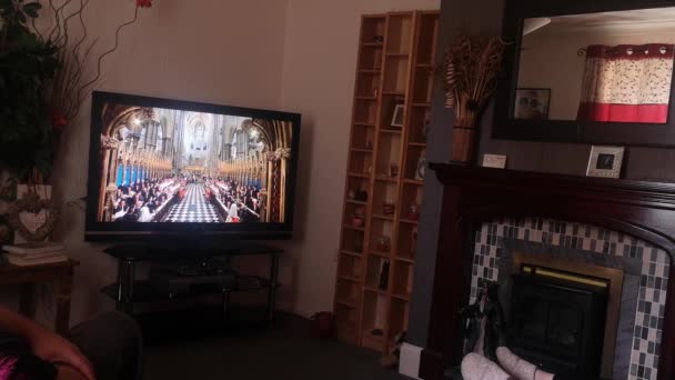 Publiczność Ogląda Ceremonię Pogrzebową Jej Wysokości Królowej Elżbiety Brytyjskiej Telewizji — Wideo stockowe
