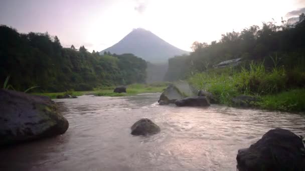 Río Con Volcán Merapi Fondo Río Rocoso Esplendor Del Volcán — Vídeos de Stock