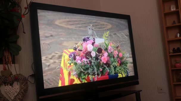 Casa Patriótica Viendo Majestad Reina Isabel Servicio Funerario Ceremonial Transmitido — Vídeos de Stock