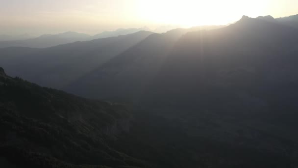 Verträumte Sonnenstrahlen Einem Morgen Den Französischen Alpen — Stockvideo