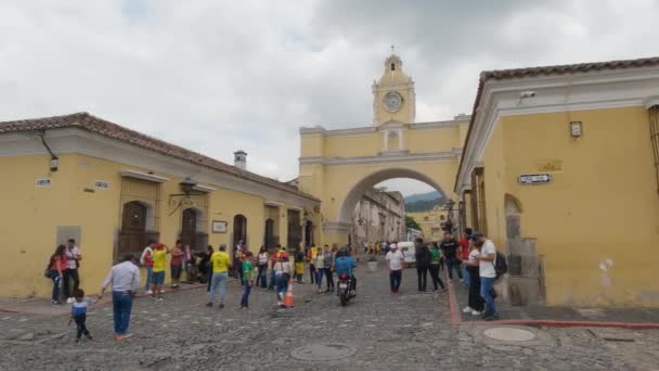 Vista Fixa Arco Santa Catalina Antígua Dia Nublado Pessoas Ocupadas — Vídeo de Stock