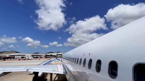 Pemandangan Dari Pintu Belakang Pesawat Yang Diparkir Bandara Pulau Balearic — Stok Video