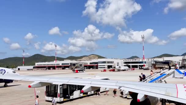 Cestující Vystoupit Letadla Schodišti Ibiza Balearic Island Letiště Zatímco Autobus — Stock video