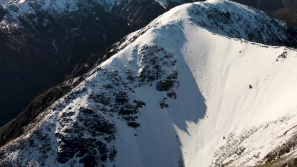 空中風光明媚なニュージーランドの南アルプスの雪のピークを明らかにする 美しい冬の山の風景 — ストック動画