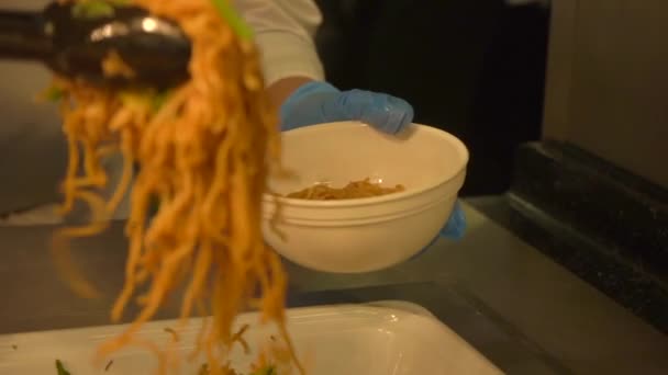 Çin Yemekleri Büfesi Oryantal Izgara Şehriye Yumurta Süslemeli Bir Tabakta — Stok video