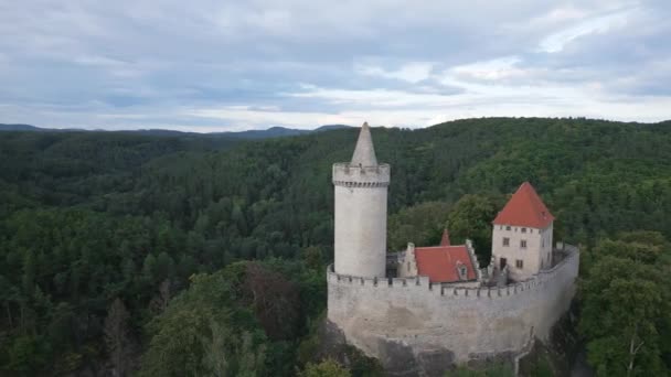 Vlucht Van Een Drone Camera Rond Toren Van Een Middeleeuws — Stockvideo