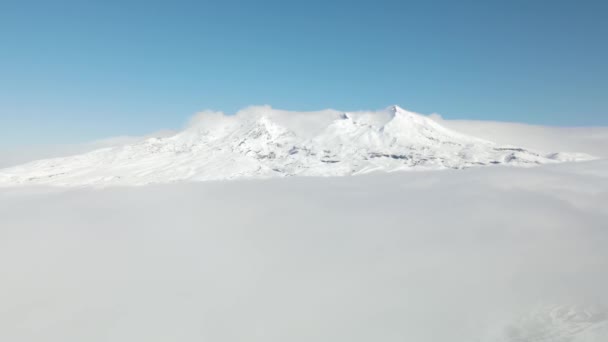 Ruapehu Vulkaan Bergtop Bedekt Met Sneeuw Tijdens Winter Drone Vliegt — Stockvideo