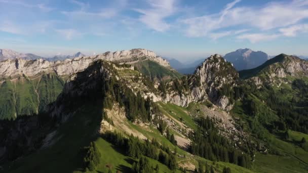 Krásný Výhled Zelené Hory Alpách Během Slunečného Odpoledne — Stock video