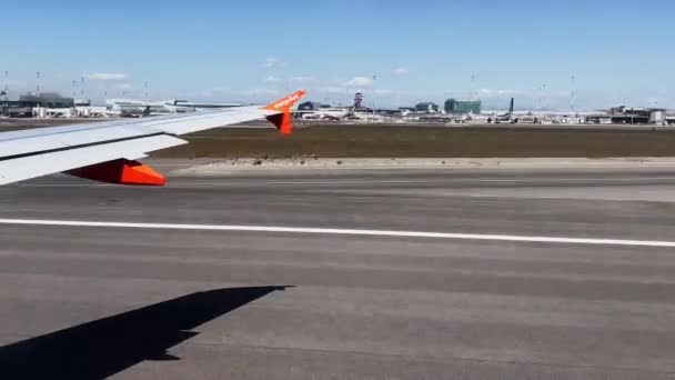 Pasagerul Care Pleacă Din Aripa Avionului Easyjet Timp Aeronava Decolează — Videoclip de stoc