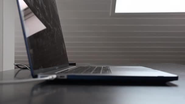 Вид Збоку Ноутбука Столі Клавіатурою Білим Кабелем Підключеним Зарядки — стокове відео