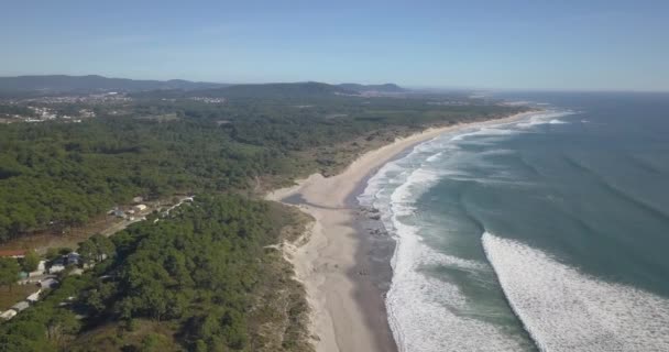 Ondas Grandes Fortes Atingindo Rochas Praia Vista Incrível Norte Lindas — Vídeo de Stock