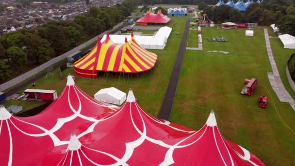 Uppstigning Antenn Skott Ovanför Mycket Färgglada Festivaltält — Stockvideo