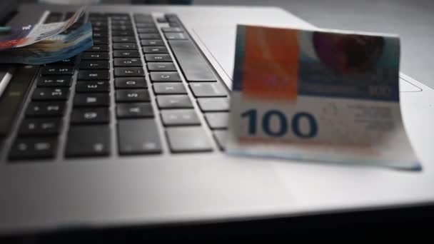 100美元钞票在笔记本电脑上 是由网上交易产生的现金 — 图库视频影像