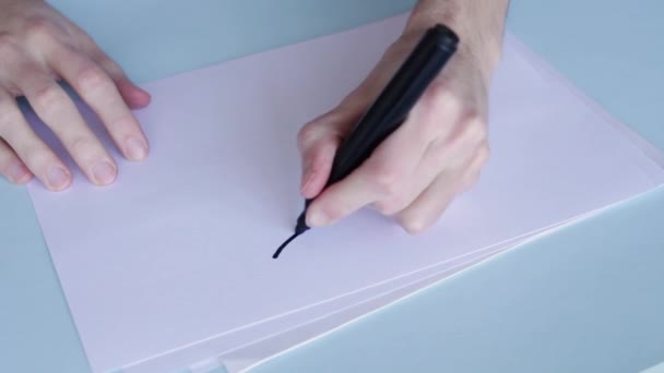 Человек Иллюстрирующий Белой Бумаге Знак Зодиака Близнецов High Angle Shot — стоковое видео
