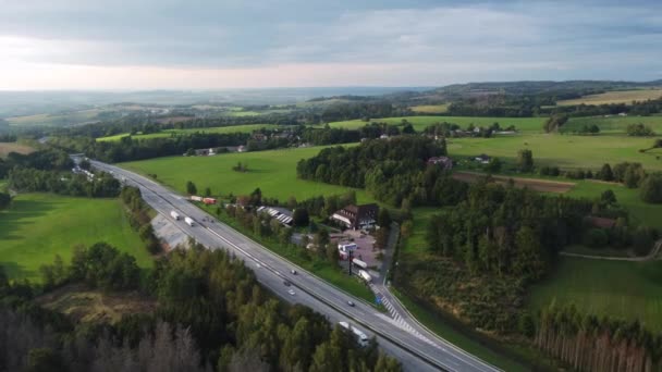 Antenni Drone Näkymä Suosittu Valtatie Tai Moottoritie Tsekin Tasavallassa Auringonlasku — kuvapankkivideo