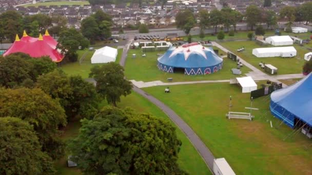 Aerial Dolly Right Shot Mostrando Algunos Lugares Dentro Del Festival — Vídeo de stock