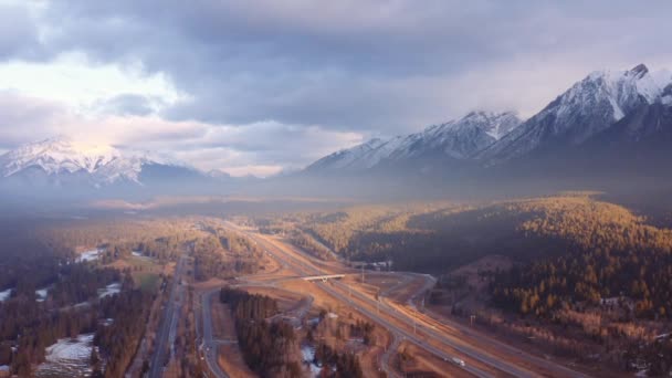 Canmore Chaîne Montagnes Alberta Rocheuses Canadiennes Entourant Autoroute Dépassement Aérien — Video