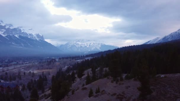Luxuriöse Ferienhäuser Flankieren Bergkette Canmore Alberta Blaue Stunde Drohnenschuss — Stockvideo