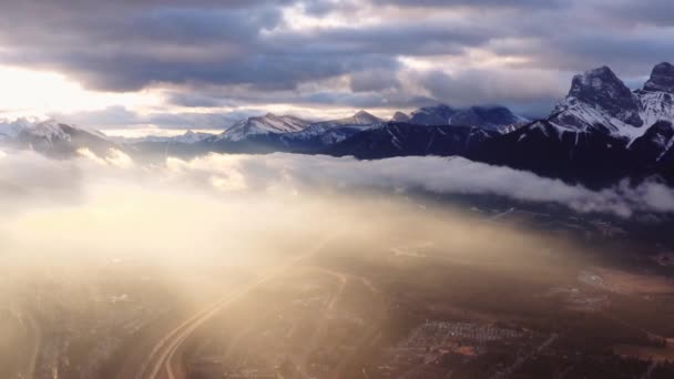 Canmore Alberta Bergketen Canadese Rockies Luchtfoto Zonsopgang Drone Schot Dramatisch — Stockvideo