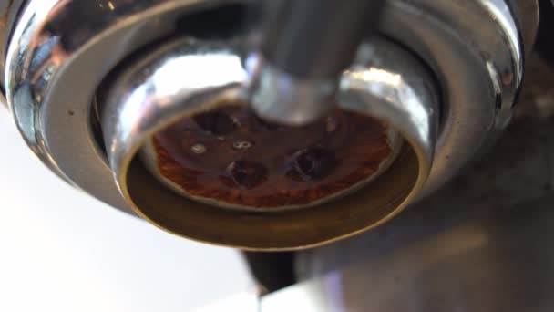 Filmische Nahaufnahme Niedrige Nahaufnahme Des Kanals Bei Der Kaffeeextraktion Espressoextraktion — Stockvideo